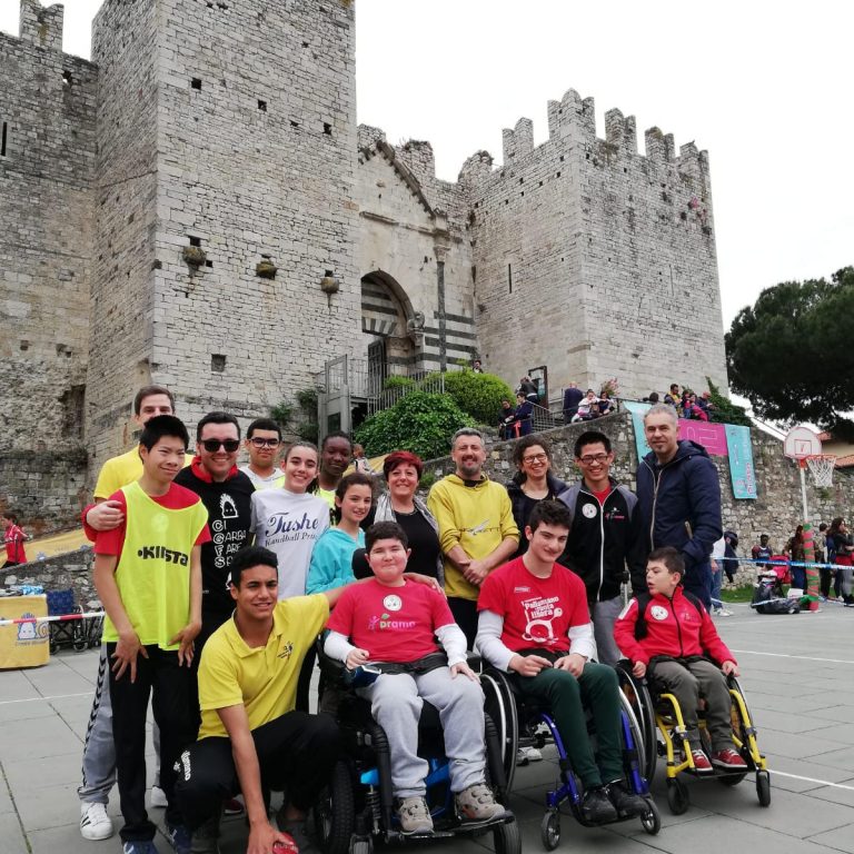 Foto di gruppo della squadra al Castello dell'Imperatore di Prato